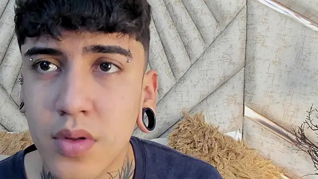 Snapshot of SantiOlsen chatting on December 2, 2025, 12:07 pm SantiOlsen online show from December 2, 2025, 12:07 pm