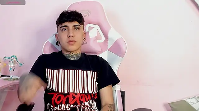 Snapshot of SantiOlsen chatting on December 1, 2025, 9:37 pm SantiOlsen online show from December 1, 2025, 9:37 pm