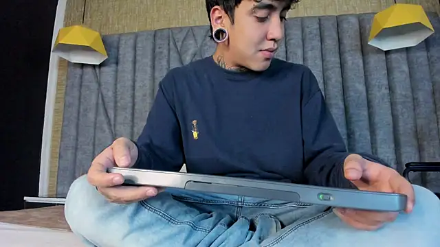 Snapshot of SantiOlsen chatting on November 25, 2025, 11:43 am SantiOlsen online show from November 25, 2025, 11:43 am