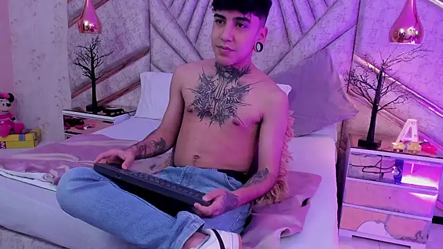 Snapshot of SantiOlsen chatting on December 3, 2025, 12:26 pm SantiOlsen online show from December 3, 2025, 12:26 pm