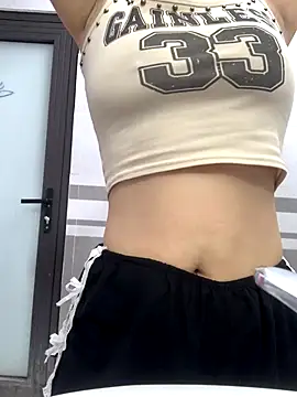 Snapshot of HinayLa chatting on December 14, 2025, 11:21 pm HinayLa online show from December 14, 2025, 11:21 pm