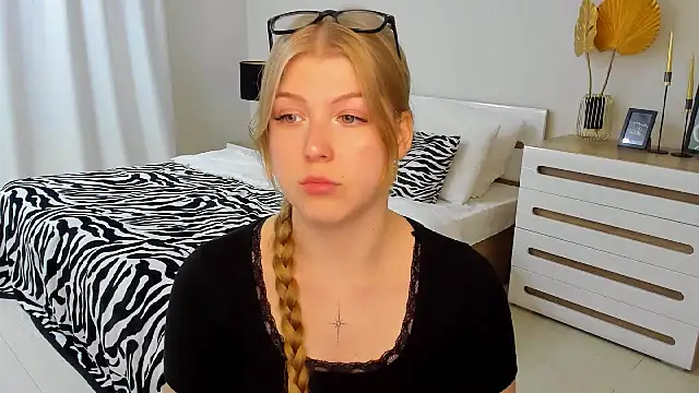 Snapshot of Stella_Light chatting on August 5, 2026, 11:37 am Stella Light online show from August 5, 2026, 11:37 am