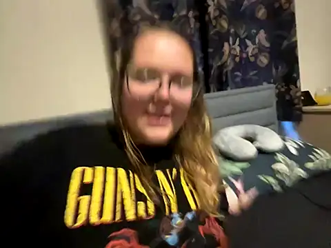 Snapshot of Scarletcum22 chatting on November 6, 2025, 7:23 am Scarletcum22 online show from November 6, 2025, 7:23 am