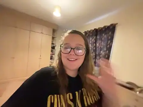 Snapshot of Scarletcum22 chatting on November 3, 2025, 7:57 am Scarletcum22 online show from November 3, 2025, 7:57 am