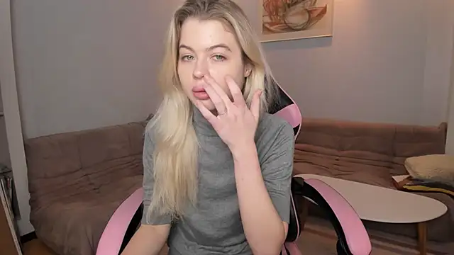 Snapshot of SofiiKiss chatting on October 19, 2025, 1:36 pm SofiiKiss online show from October 19, 2025, 1:36 pm