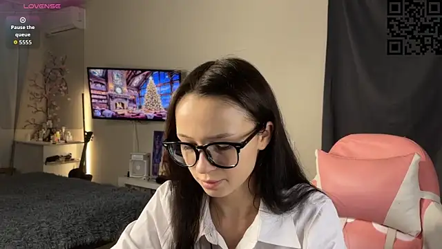 Snapshot of ella_simons chatting on November 19, 2025, 12:54 am ella simons online show from November 19, 2025, 12:54 am