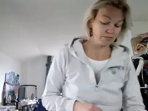 Zeralinn online show from February 10, 2026, 12:26 pm