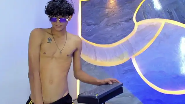 Sex Boy 33  online show from November 10, 2025, 5:07 pm