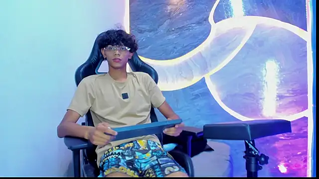 Snapshot of Sex_Boy_33_ chatting on October 25, 2025, 4:33 am Sex Boy 33  online show from October 25, 2025, 4:33 am