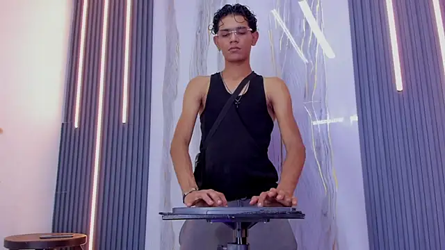 Sex Boy 33  online show from November 2, 2025, 9:20 pm