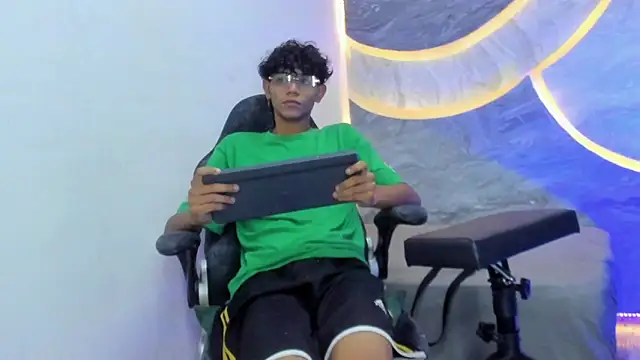 Snapshot of Sex_Boy_33_ chatting on October 28, 2025, 4:46 am Sex Boy 33  online show from October 28, 2025, 4:46 am