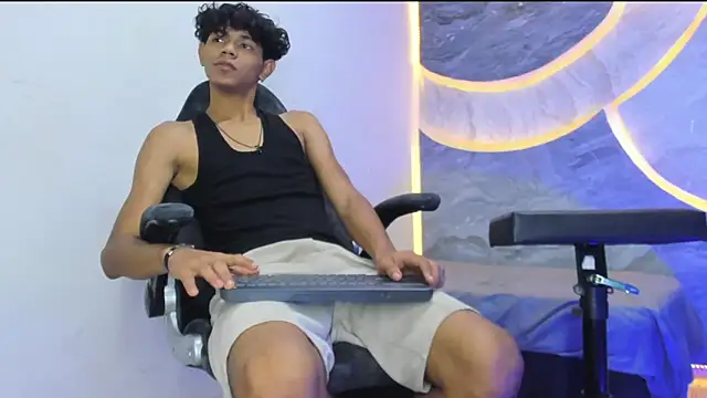 Sex Boy 33  online show from November 17, 2025, 4:16 am