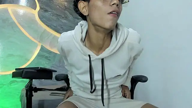 Snapshot of Sex_Boy_33_ chatting on October 26, 2025, 4:24 am Sex Boy 33  online show from October 26, 2025, 4:24 am