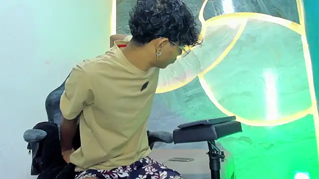 Snapshot of Sex_Boy_33_ chatting on October 27, 2025, 4:13 am Sex Boy 33  online show from October 27, 2025, 4:13 am