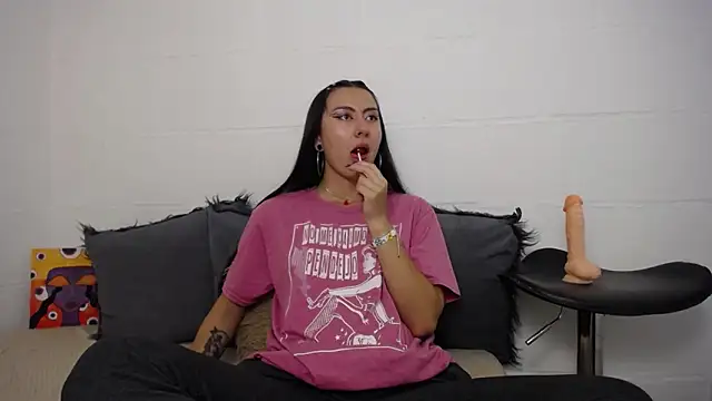 Snapshot of _IR1S_ chatting on November 15, 2025, 10:03 pm IR1S online show from November 15, 2025, 10:03 pm