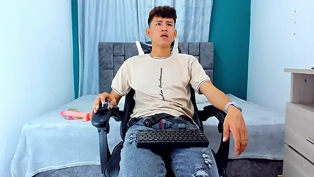 Snapshot of Nicolas_Torres_ chatting on November 20, 2025, 4:35 am Nicolas Torres online show from November 20, 2025, 4:35 am