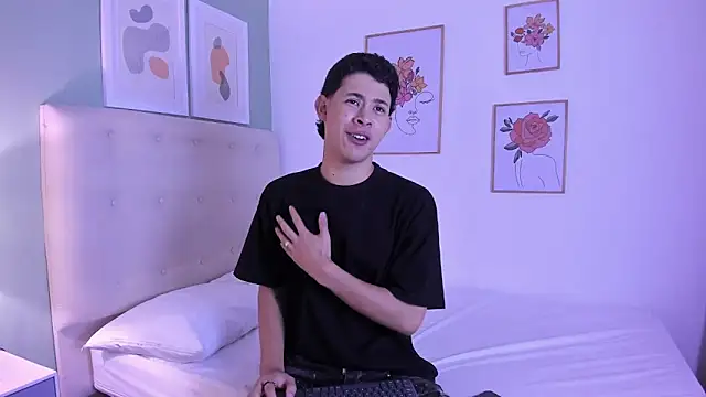 Snapshot of ApoloRicci chatting on December 14, 2025, 7:30 pm ApoloRicci online show from December 14, 2025, 7:30 pm