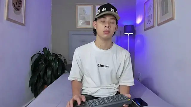 Snapshot of ApoloRicci chatting on October 29, 2025, 7:24 pm ApoloRicci online show from October 29, 2025, 7:24 pm