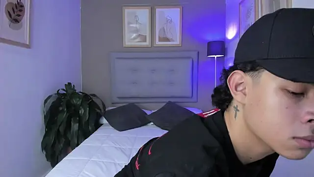 Snapshot of ApoloRicci chatting on October 30, 2025, 8:17 pm ApoloRicci online show from October 30, 2025, 8:17 pm