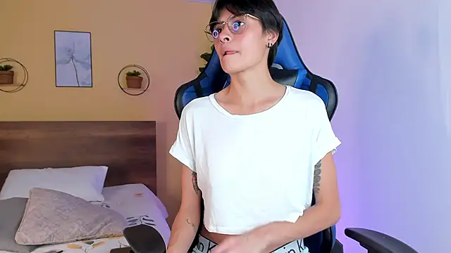 MartinnaGrecco online show from November 21, 2025, 8:30 pm