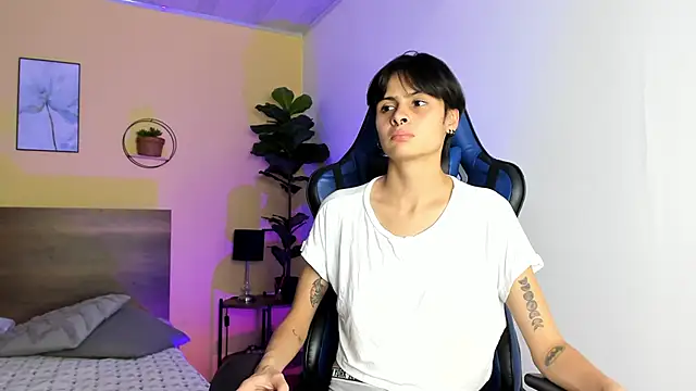 MartinnaGrecco online show from December 4, 2025, 8:08 pm