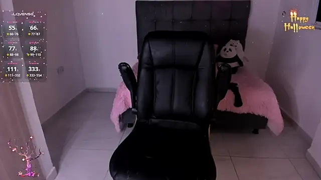 Snapshot of Karly_Closson chatting on October 28, 2025, 4:13 am Karly Closson online show from October 28, 2025, 4:13 am