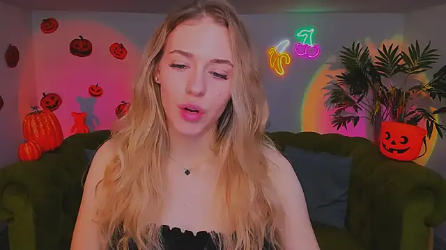 sassy cutie online show from November 3, 2025, 1:37 pm