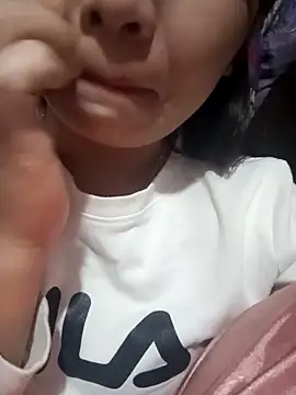 Snapshot of -Lanaa- chatting on November 19, 2025, 6:19 pm -Lanaa- online show from November 19, 2025, 6:19 pm