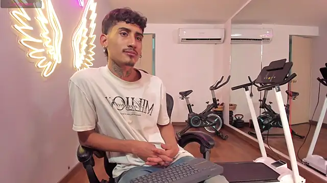 Snapshot of Mr_Strike chatting on November 8, 2025, 3:10 am Mr Strike online show from November 8, 2025, 3:10 am