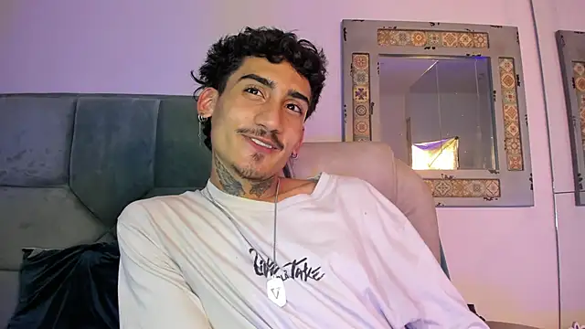 Snapshot of Mr_Strike chatting on December 14, 2025, 6:57 pm Mr Strike online show from December 14, 2025, 6:57 pm