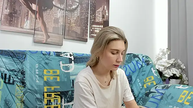 Snapshot of Tenderly_Sophie chatting on March 9, 2026, 1:31 am Tenderly Sophie online show from March 9, 2026, 1:31 am