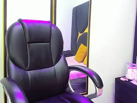 Gianna Johnson online show from November 21, 2025, 4:33 am