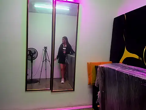 Gianna Johnson online show from December 5, 2025, 2:43 am