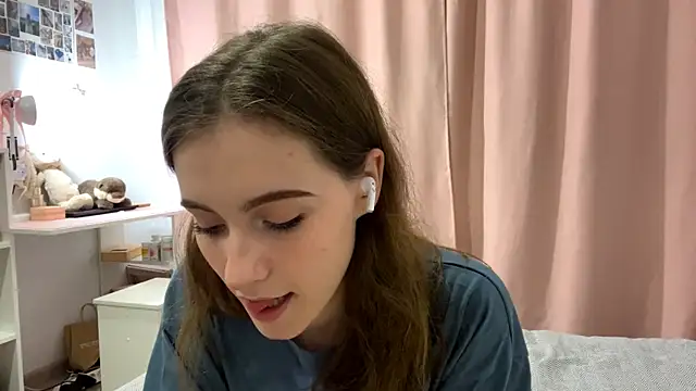 Snapshot of Kira_Sanders chatting on October 28, 2025, 5:01 pm Kira Sanders online show from October 28, 2025, 5:01 pm