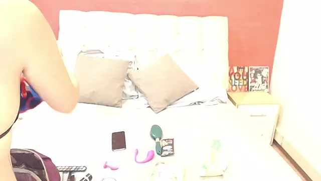 Samantha  Benet online show from November 8, 2025, 7:28 pm