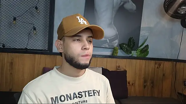 Maxcole 07 online show from December 3, 2025, 8:52 pm