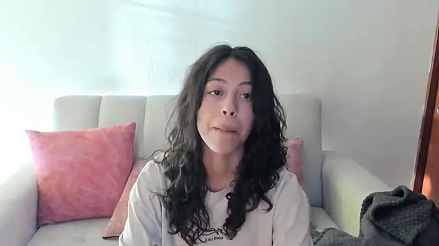 Snapshot of emily_jonessxx chatting on November 1, 2025, 9:52 pm emily jonessxx online show from November 1, 2025, 9:52 pm