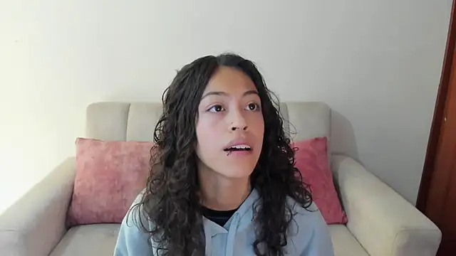 Snapshot of emily_jonessxx chatting on November 5, 2025, 4:54 pm emily jonessxx online show from November 5, 2025, 4:54 pm