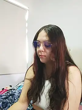 Snapshot of mirandahvelez chatting on November 3, 2025, 6:33 pm mirandahvelez online show from November 3, 2025, 6:33 pm