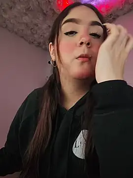 Snapshot of mirandahvelez chatting on November 6, 2025, 10:41 am mirandahvelez online show from November 6, 2025, 10:41 am