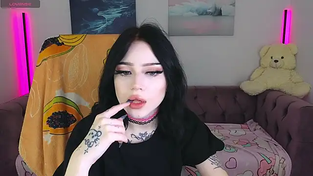 Emma Kirks online show from November 7, 2025, 10:42 am