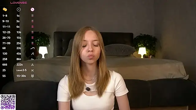 BarbaraViggiani online show from November 1, 2025, 4:45 pm