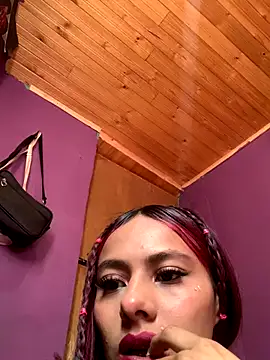 Snapshot of Emilyy-18 chatting on November 7, 2025, 6:34 pm Emilyy-18 online show from November 7, 2025, 6:34 pm