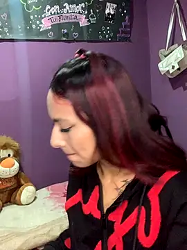 Snapshot of Emilyy-18 chatting on November 4, 2025, 1:20 am Emilyy-18 online show from November 4, 2025, 1:20 am