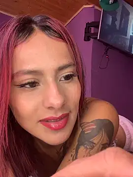 Snapshot of Emilyy-18 chatting on November 9, 2025, 8:02 pm Emilyy-18 online show from November 9, 2025, 8:02 pm