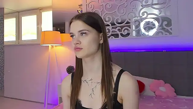 LuisaClover online show from March 19, 2026, 1:11 pm