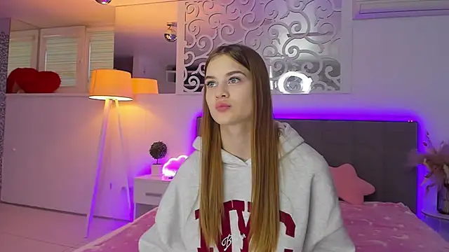 Snapshot of LuisaClover chatting on December 3, 2025, 1:21 pm LuisaClover online show from December 3, 2025, 1:21 pm