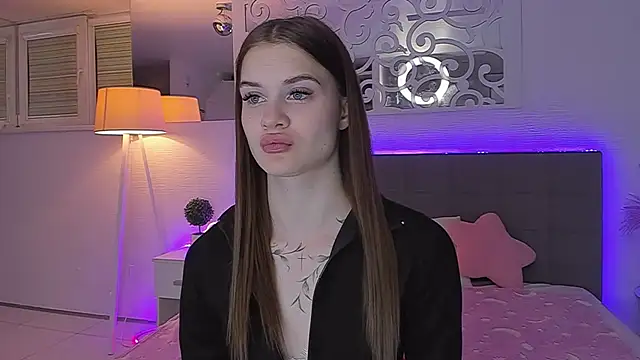 LuisaClover online show from April 25, 2026, 6:27 pm