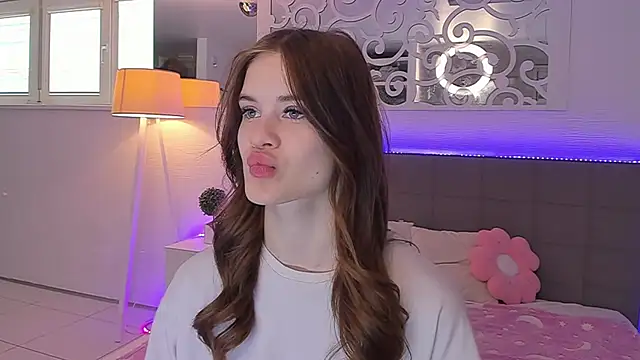 LuisaClover online show from April 27, 2026, 12:25 pm