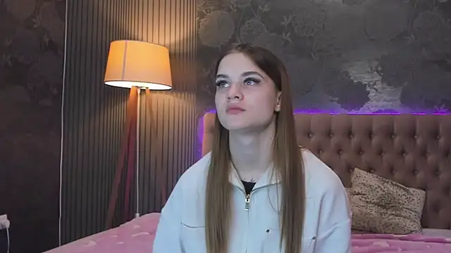 Snapshot of LuisaClover chatting on November 17, 2025, 1:04 pm LuisaClover online show from November 17, 2025, 1:04 pm